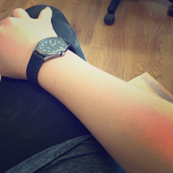 This a water resistant watch that go under 100 ft - Picture 1 of 3